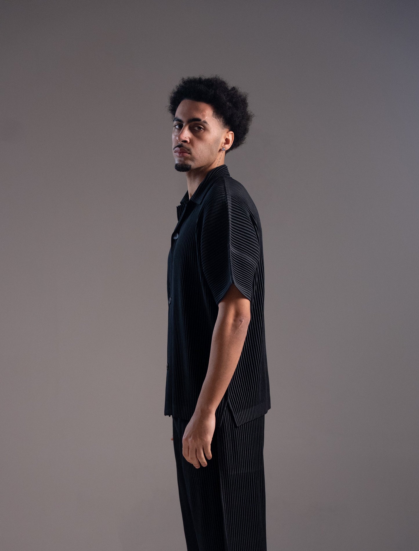 PLISSÈ SHIRT BLACK