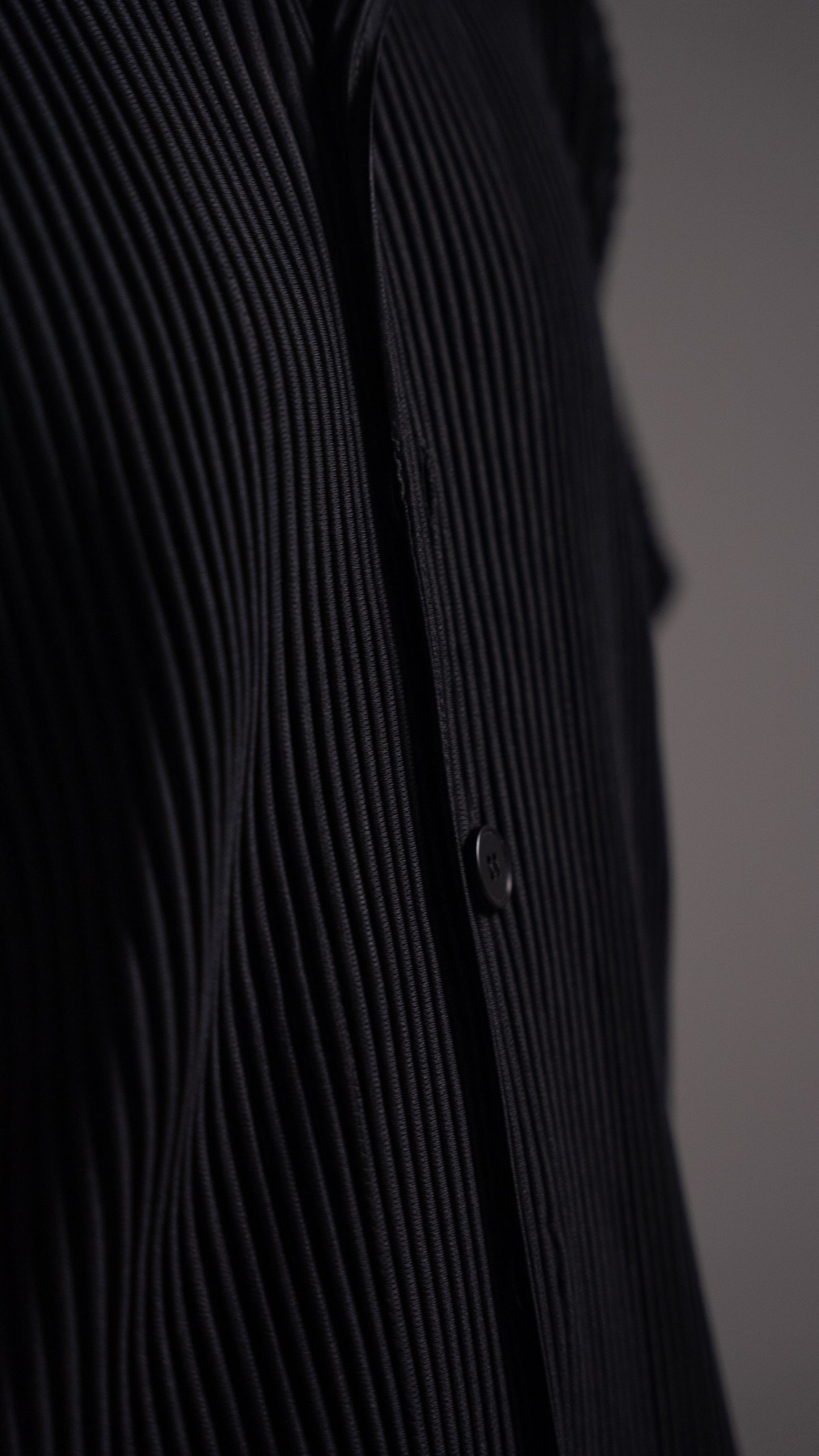 PLISSÈ SHIRT BLACK