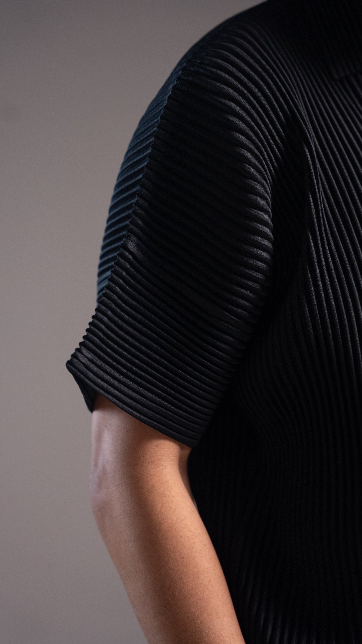 PLISSÈ SHIRT BLACK